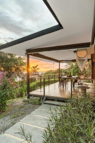 Sogno Container House! 4x4 location!