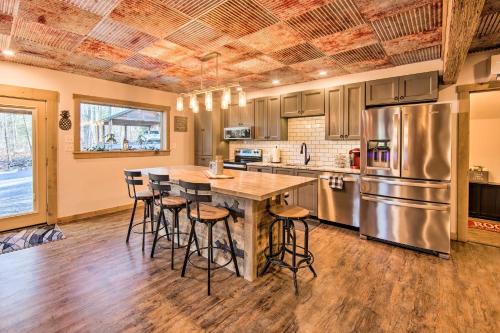 Timberland Estates Cabin Close to Trails! in Reedsville, USA