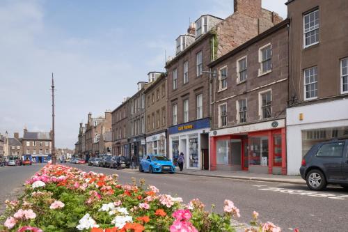 Townhouse Apartments 4 Bedroom High St Montrose