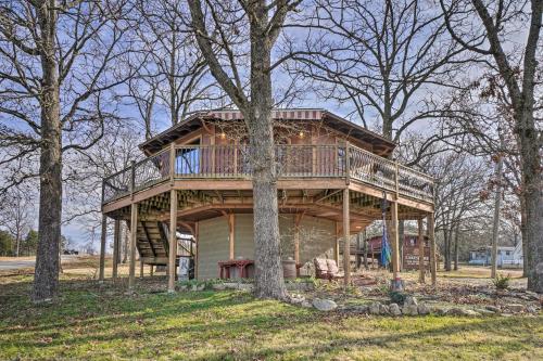 Sunset Bluff Treehouse On Bull Shoals Lake! in Diamond City, USA