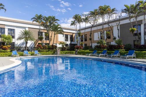 בריכת שחיה, Holiday Inn Express San Jose Costa Rica Airport Hotel in אלחואלה