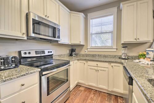 N Myrtle Beach Townhome with Upscale Amenities