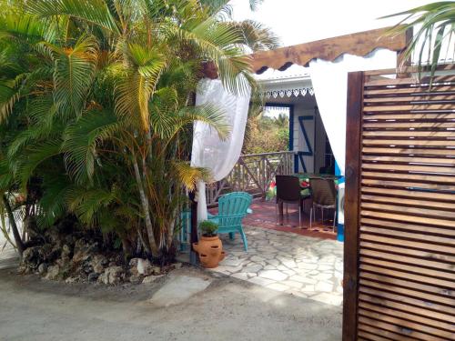 LE MOULIN DE LA BAIE piscine vue mer in Le Moule