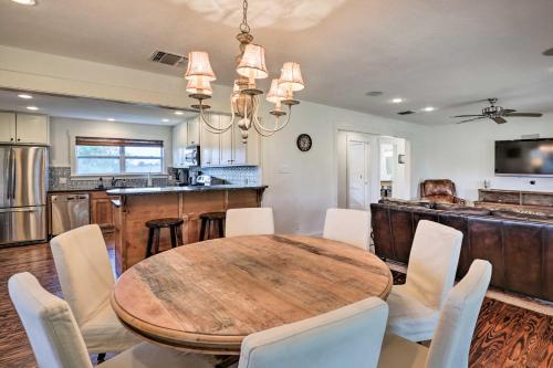 Secluded Texas Farmhouse 12 Mi to La Grange! in Weimar, USA