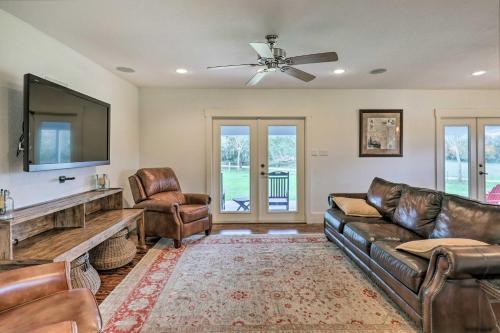 Secluded Texas Farmhouse 12 Mi to La Grange! in Weimar, USA