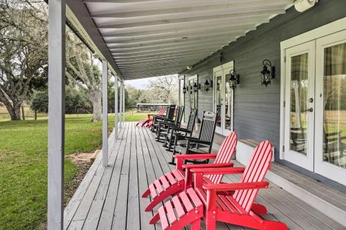 Secluded Texas Farmhouse 12 Mi to La Grange! in Weimar, USA