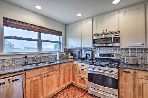Secluded Texas Farmhouse 12 Mi to La Grange! in Weimar, USA