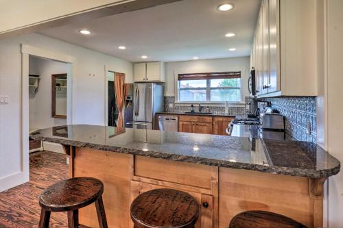 Secluded Texas Farmhouse 12 Mi to La Grange! in Weimar, USA