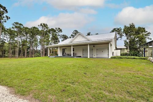 Trendy Palm City Cottage with Porch on 5 Acres! in Stuart, USA