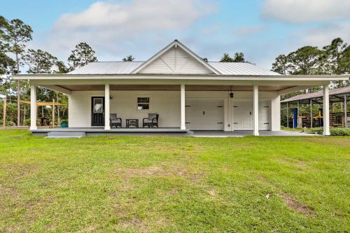 Trendy Palm City Cottage with Porch on 5 Acres!