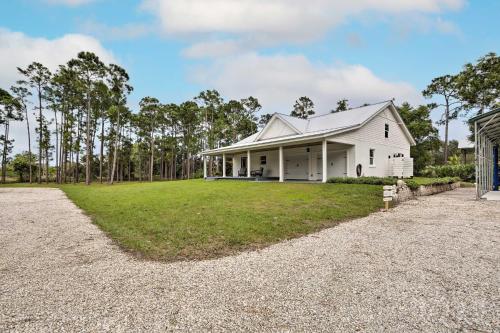 Trendy Palm City Cottage with Porch on 5 Acres!