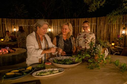 334095840 Safari Moon Luxury Bush Lodge