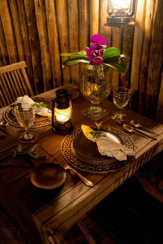 334096349 Safari Moon Luxury Bush Lodge