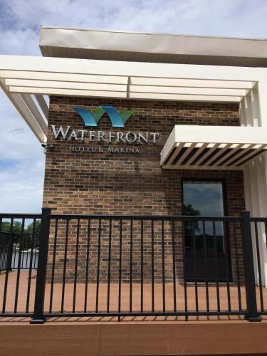 Waterfront Hotel and Marina - Wheeling