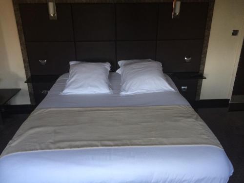 1 queen bed, 2 sofa beds