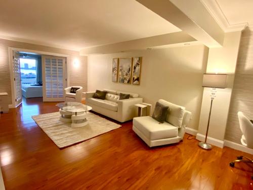 Deluxe waterfront one bedroom apartment with Miami Skyline view, free parking 5 mins drive to Miami Beach in Miami Beach, USA