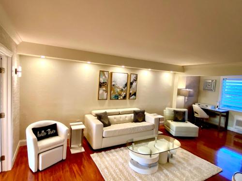 Deluxe waterfront one bedroom apartment with Miami Skyline view, free parking 5 mins drive to Miami Beach in Miami Beach, USA