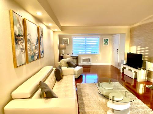 Deluxe waterfront one bedroom apartment with pool and free parking