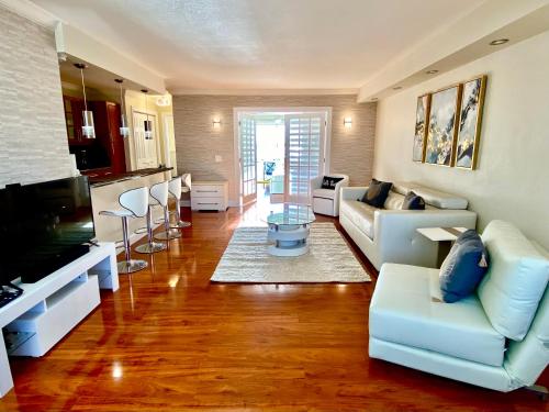 Deluxe waterfront one bedroom apartment with Miami Skyline view, free parking 5 mins drive to Miami Beach in Miami Beach, USA