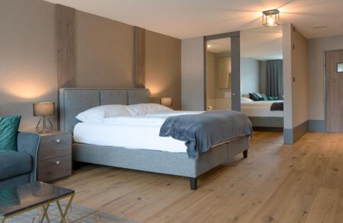 1 queen bed, 1 sofa bed