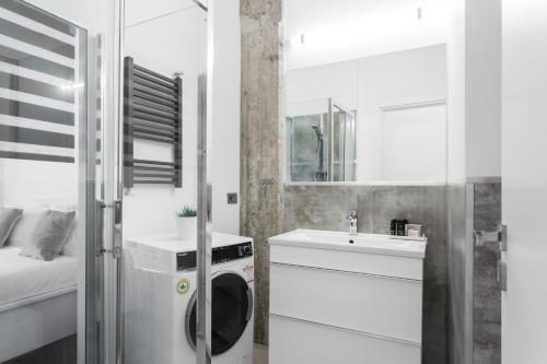 Industrial 1BR Apartment in Ampelokipoi Area by UPSTREET - image 3