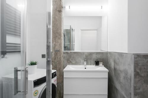 Industrial 1BR Apartment in Ampelokipoi Area by UPSTREET - image 2