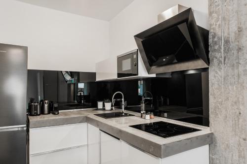 Industrial 1BR Apartment in Ampelokipoi Area by UPSTREET