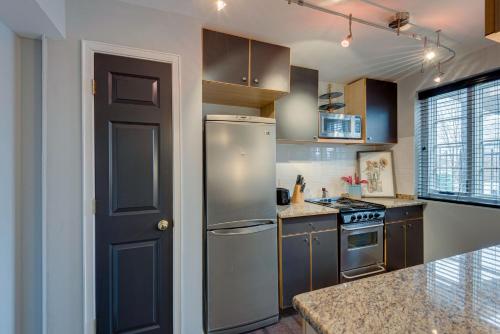 Fun Apartment Walk to Dinning -302 - Tap to explore photos