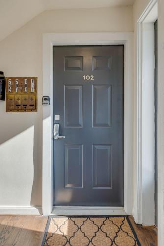 Apartment by Vandy Minutes to Downtown -102 in Nashville, USA