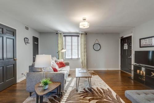 Apartment by Vandy Minutes to Downtown -102 in Nashville, USA