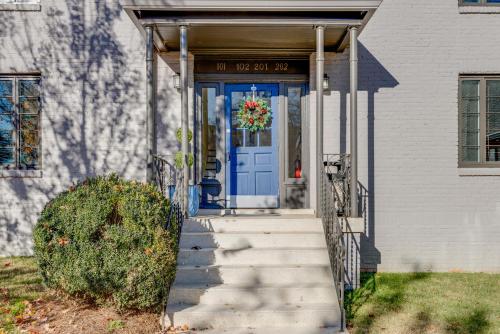 Apartment by Vandy Minutes to Downtown -102 in Nashville, USA