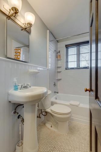 Apartment by Vandy Minutes to Downtown -102 in Nashville, USA
