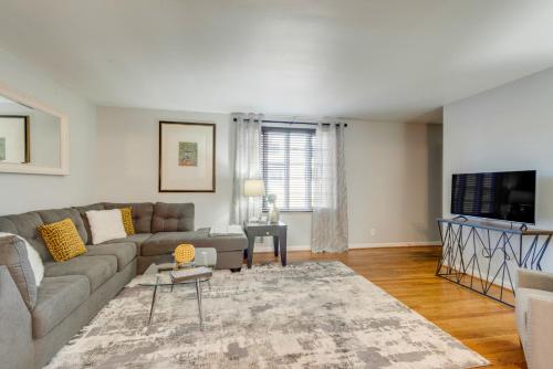 2BR Apt by Vandy Walk to Restaurants -108 in Nashville, USA