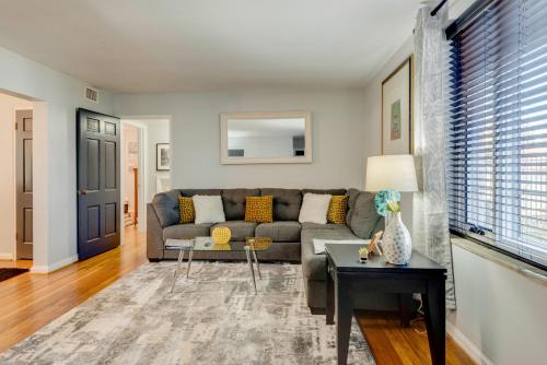 2BR Apt by Vandy Walk to Restaurants -108 in Nashville, USA
