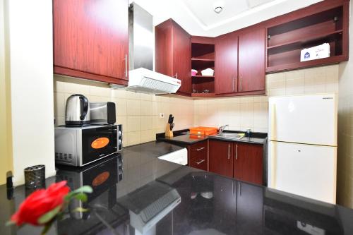 Kitchen, Luxury Escapes - Budget-Friendly Studio Near Metro - MED67 DG near Haji Sahab restaurant
