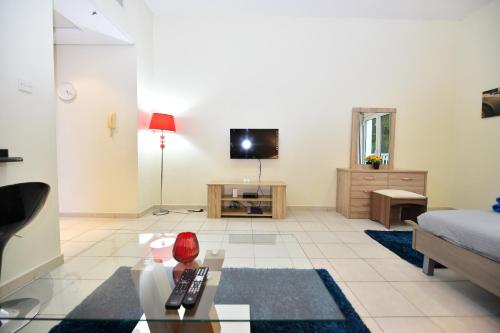 Shared lounge/TV area, Luxury Escapes - Budget-Friendly Studio Near Metro - MED67 DG near Haji Sahab restaurant