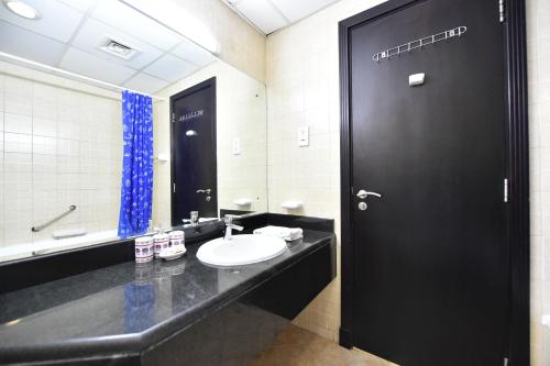 Bathroom, Luxury Escapes - Budget-Friendly Studio Near Metro - MED67 DG near Haji Sahab restaurant