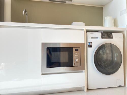 Amazing sea view studio condo 5 minutes walk from the beach
