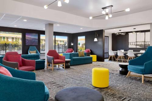 La Quinta Inn & Suites by Wyndham Selma/Smithfield I-95 - image 12