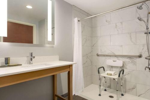 La Quinta Inn & Suites by Wyndham Selma/Smithfield I-95 - image 6