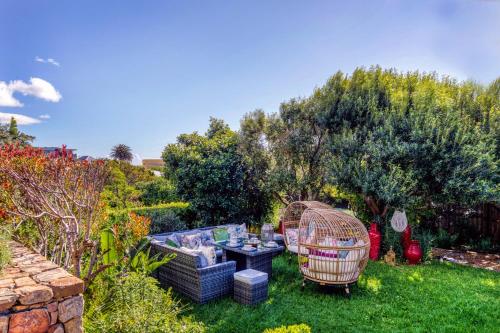 Camps Bay very luxurious spacious 2 double bedroom Poolside Residence, pool and garden