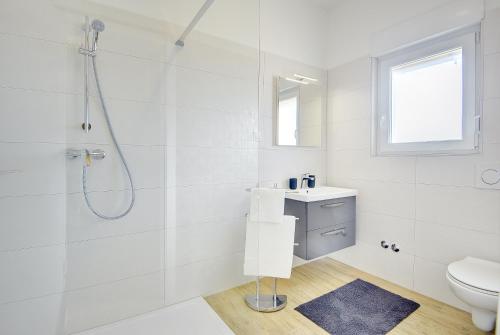 Four-Bedroom Holiday Home image 8