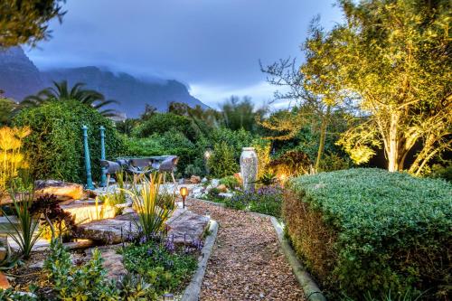 Camps Bays finest private luxury villa, pool & garden