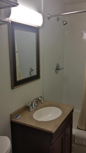 Budget Inn Fairport - 화장실