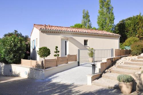 Nice holiday home with private terrace, Arpaillargues-et-Aureillac
