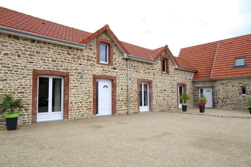Semi detached house, Bacilly gîte à louer Montviron
