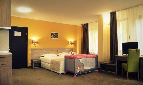 1 queen bed, 1 sofa bed