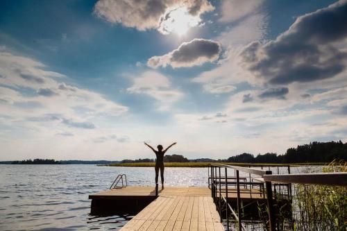 Saullēkti ozolos pie Ežezera (Saullekti ozolos pie Ezezera) in Ezernieki