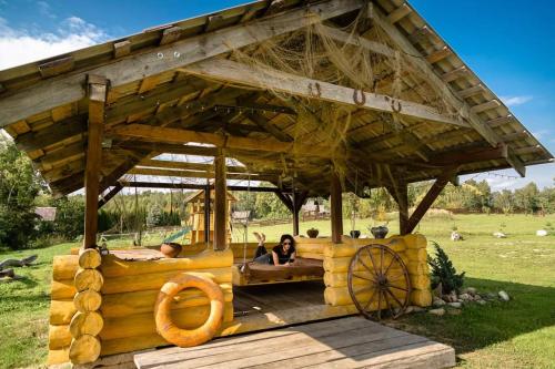 Saullēkti ozolos pie Ežezera (Saullekti ozolos pie Ezezera) in Ezernieki