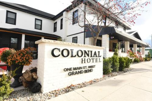 Colonial Hotel & Suites Lambton Shores